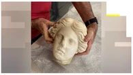 Hallan bajo la arena de una playa de Alicante un busto que podría tener 2.000 años de antigüedad