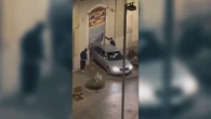 VÍDEO: Empotran un coche para robar en un estanco centenario de Barcelona y huyen a pie