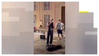 Robbie Williams sorprende con un concierto improvisado en Sevilla junto a un músico callejero