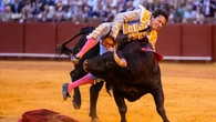 El torero Roca Rey sufre una grave cogida en la plaza de la Maestranza en Sevilla