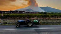 Las laderas del Monte Vesubio arden y el humo amenaza la ciudad de Nápoles