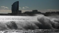 Muere un joven de 23 años ahogado mientras se bañaba de madrugada en la playa de la Barceloneta de Barcelona