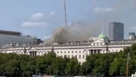 Decenas de bomberos luchan contra el fuego en uno de los edificios más emblemáticos de Londres