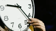 Si no se cambiase la hora, una parte de España amanecería en diciembre a las 10:00h y otra en verano a las 05:15