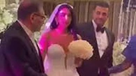 Un vestido de novia escotado pone en jaque a un asesor del ayatolá de Irán: se casaba su hija y tampoco llebaba velo