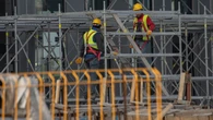 Ventana al hormigón: los jubilados estrenan palcos VIP para seguir una obra en Pamplona