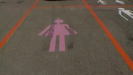 Polémica en León: vandalizan las plazas de aparcamiento para mujeres con pintadas obscenas