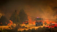 Siete incendios activos en Portugal obligan a evacuar familias y dejan varios bomberos heridos