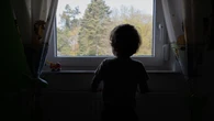 Oyen a tres niños llorando en el balcón y al entrar en la casa les hallan solos y rodeados de suciedad y alcohol