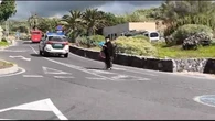 La imagen que pone en entredicho la seguridad del protocolo: un psiquiatra con el EPI bajo el brazo