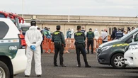 Muere un guardia civil durante el desembarco del crucero con hantavirus en Tenerife