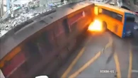VÍDEO: El angustioso momento en el que un tren arrolla a un autobús dejando al menos ocho muertos en Bangkok
