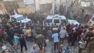 VÍDEO: Así abandonan los primeros rehenes israelíes liberados vivos la Franja de Gaza en los vehículos de Cruz Roja