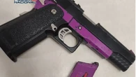 Entra en un gimnasio con una pistola simulada y se atrinchera en los vestuario
