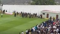 Lamentables imágenes en el derbi canario con vallazos, insultos y tensión antes del Trofeo Teide