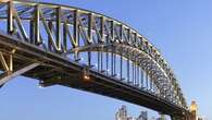 Manhunt for cleaver-wielding driver on Sydney Harbour Bridge