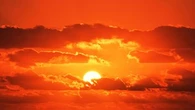 Heatwave continues with Queensland and NT set to swelter through weekend