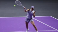 Swiatek swats aside Keys for winning start at WTA Finals