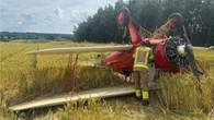 Wylądował na polu, kołami do góry. Groźny wypadek awionetki
