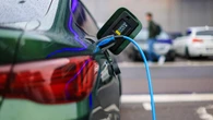 Zielona transformacja zgrzyta w praktyce. Komisarze UE mają problem z autami