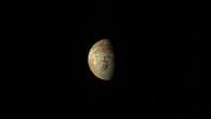 Io, una delle lune di Giove, ripresa dalla camera della sonda Juno, JunoCam, nel passaggio ravvicinato del primo marzo 2023 (fonte: immagine di NASA/JPL-Caltech/SwRI/MSSS, processata da Kevin M. Gill - CC BY)