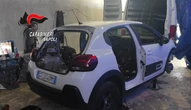 Riciclaggio di auto rubate, scovata officina per smontarle