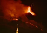 Etna: eruzione notturna, fontana di lava e cenere
