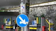 Prezzo della benzina in lieve calo, la verde a 1,697 euro