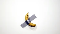 Rubata la banana di Cattelan nel museo Pompidou di Metz, denunciato il furto