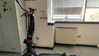 Minore guida monopattino elettrico modificato senza casco e targhino, multati i genitori
