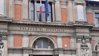 Bimbi tirati per i capelli o bloccati sui banchi, maestra a processo