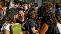 Firma genitori anche per gli studenti maggiorenni, è polemica