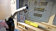 Benzina, lieve assestamento al rialzo, verde self a 1,756 euro