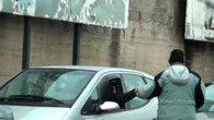Parcheggiatrice abusiva tenta estorsione a studenti a Napoli