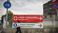 Giovane accoltellato nel Milanese, condizioni gravi