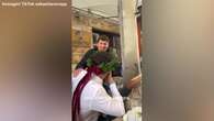 Gianni Morandi sorprende un fan durante la sua festa di laurea