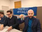 A Vicenza FdI mostra le manette contro i centri sociali