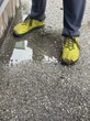 Su neve in montagna con scarpe ginnastica, soccorso turista Usa