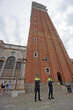 Cadono pezzi in cemento armato dal campanile di San Marco