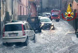 Strade come fiumi nel catanese, auto trascinate dall'acqua