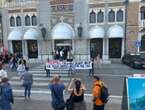 Orsi in Trentino: protesta alla Mostra del cinema di Venezia