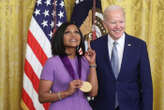 Usa 2024, Mindy Kaling scherza su età Biden: io un'adolescente