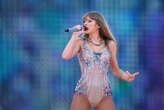 Taylor Swift, l'euro tour dei record apre a Parigi