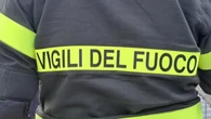 Vigili del fuoco folgorato mentre spegne un incendio, ustioni a mani e piedi