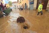 Torrente esonda a Bergamo e la corrente trascina via le auto