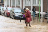 Continua il maltempo in Lombardia, rami sui binari e allagamenti