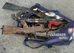 Carabinieri scovano arsenale da guerra sui tetti nel Napoletano