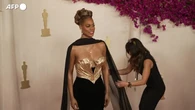 Oscar, Laverne Cox posa per i fotografi sul tappeto rosso