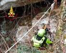 Cane cade in una forra in Friuli, salvato dai vigili del fuoco