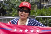 Trump saluta i suoi sostenitori sotto la sua residenza, 'grazie'